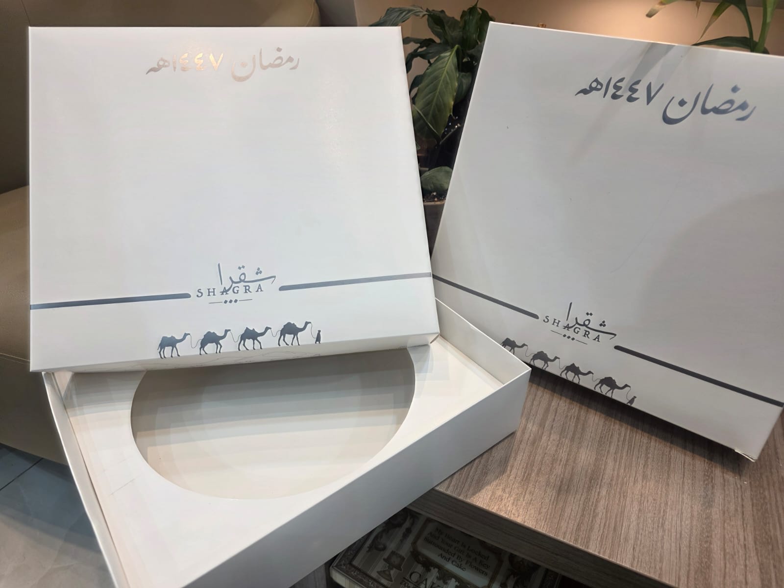 لافتة محل مضيئة بحروف بارزة من تنفيذ المطبعة
